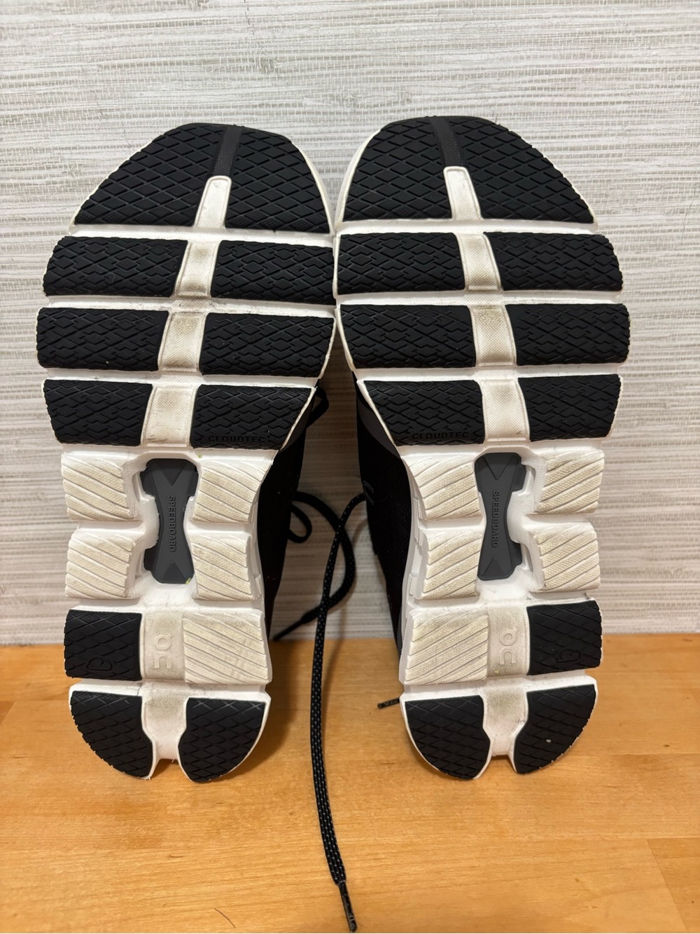 On Cloud X 4 black women’s 9 sneaker shoe - Picture 5 of 7